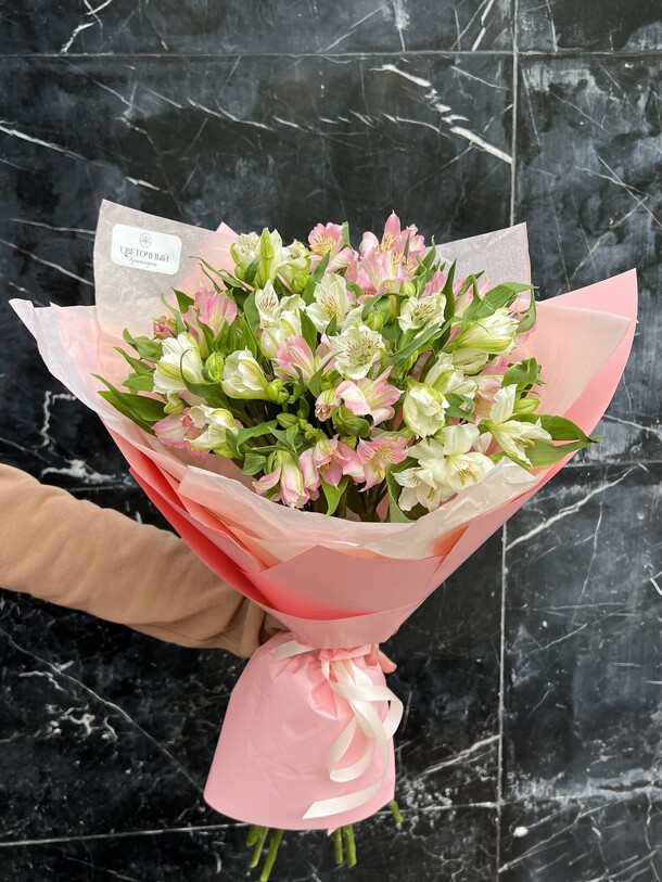 Букет микс из 9 альстромерий, артикул F1401413 - 3605 рублей, доставка по городу. Flawery - доставка цветов