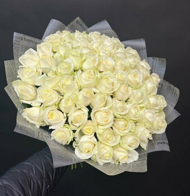 Белые розы аваланж 50 см 51 шт, артикул F1371680 - 10600 рублей, доставка по городу. Flawery - доставка цветов