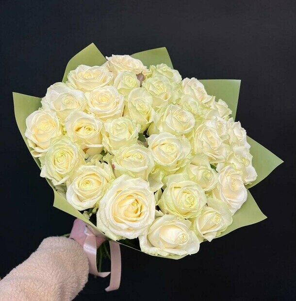 Белые розы аваланж 50 см 25 шт, артикул F1372050 - 5200 рублей, доставка по городу. Flawery - доставка цветов