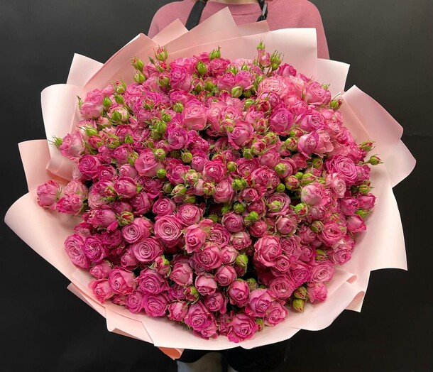 Большой букет с кустовой пионовидной розой 51 шт, артикул F1375111 - 25500 рублей, доставка по городу. Flawery - доставка цветов
