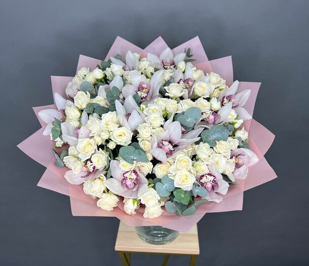 Букет с кустовыми розами и орхидеей, артикул F1375192 - 19500 рублей, доставка по городу. Flawery - доставка цветов