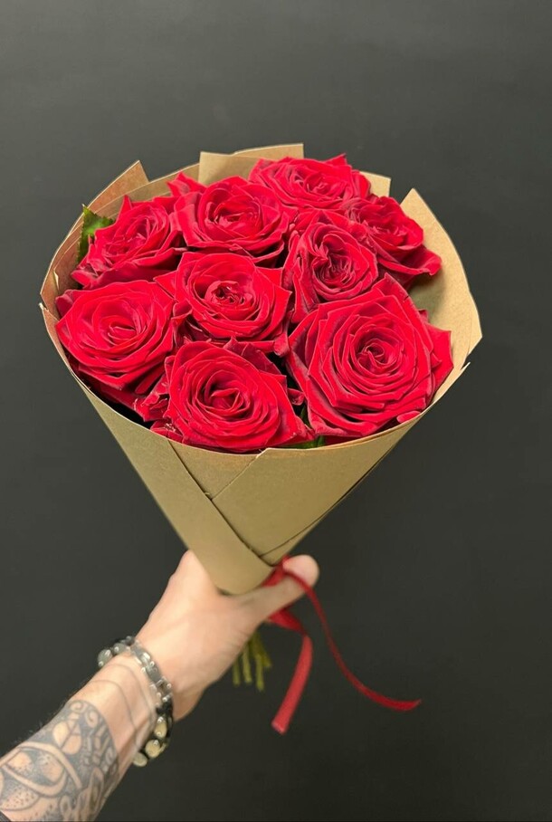 9 красных роз крафте, артикул F1375929 - 2700 рублей, доставка по городу. Flawery - доставка цветов