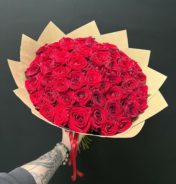 51 бордовая роза, артикул F1375934 - 10600 рублей, доставка по городу. Flawery - доставка цветов