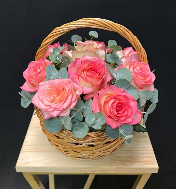 Корзина с розами и эвкалиптом, артикул F1377162 - 3900 рублей, доставка по городу. Flawery - доставка цветов