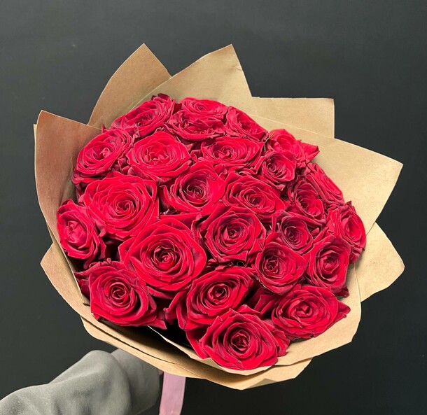 Красные розы 25 шт, артикул F1380651 - 8500 рублей, доставка по городу. Flawery - доставка цветов