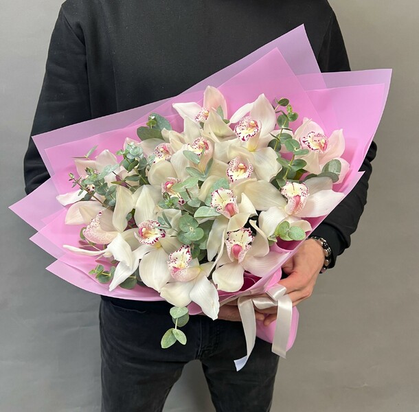 Букет с белыми орхидеями цимбидиум, артикул F1396736 - 9200 рублей, доставка по городу. Flawery - доставка цветов