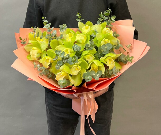 Букет с зелеными орхидеями цимбидиум, артикул F1396738 - 9200 рублей, доставка по городу. Flawery - доставка цветов