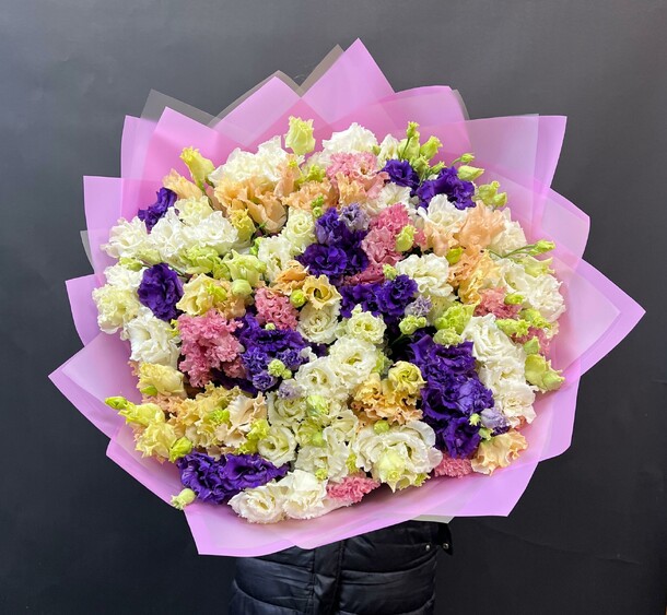 Букет с нежной эустомой 51 шт, артикул F1396848 - 19000 рублей, доставка по городу. Flawery - доставка цветов