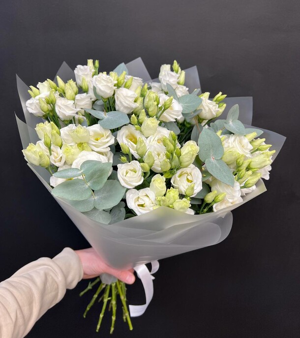 Моно букет с белой эустомой, артикул F1396851 - 5900 рублей, доставка по городу. Flawery - доставка цветов