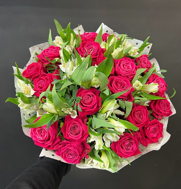 Букет розы с альстромерией, артикул F1398278 - 8500 рублей, доставка по городу. Flawery - доставка цветов