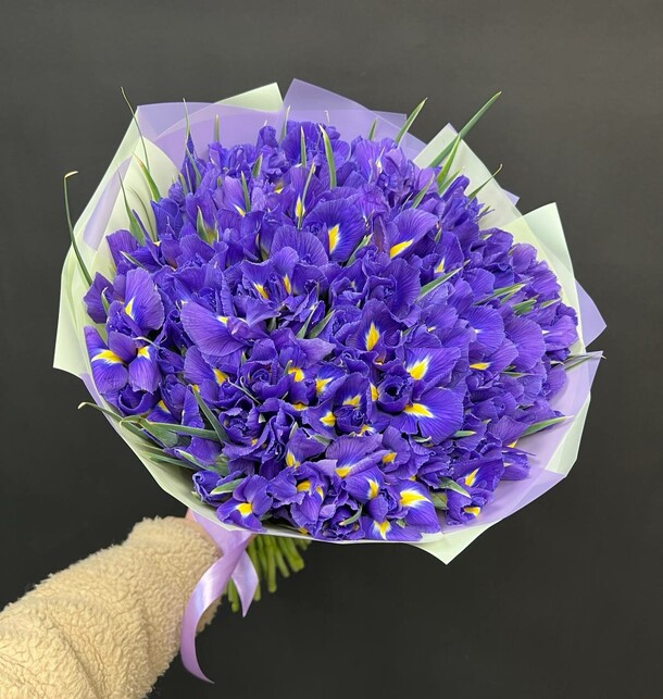 Букет с ирисами 101 шт, артикул F1400562 - 12500 рублей, доставка по городу. Flawery - доставка цветов