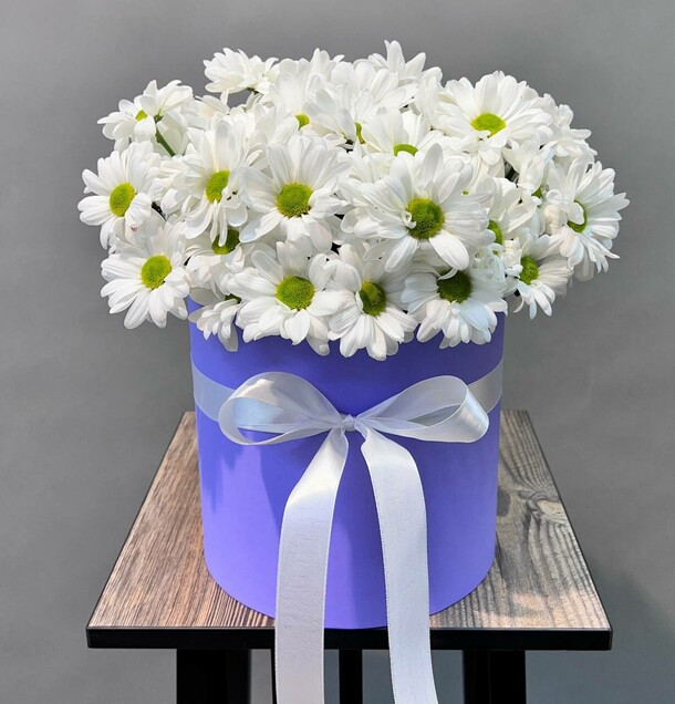 Белые хризантемы в коробке, артикул F1400656 - 3500 рублей, доставка по городу. Flawery - доставка цветов