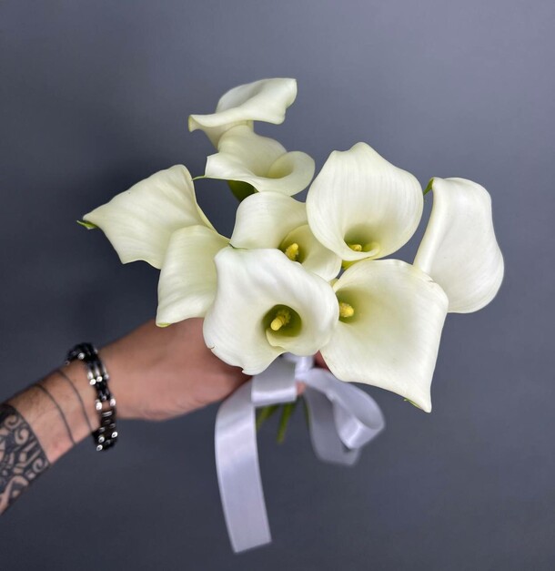 Белые каллы 9 шт, артикул F1411399 - 5300 рублей, доставка по городу. Flawery - доставка цветов