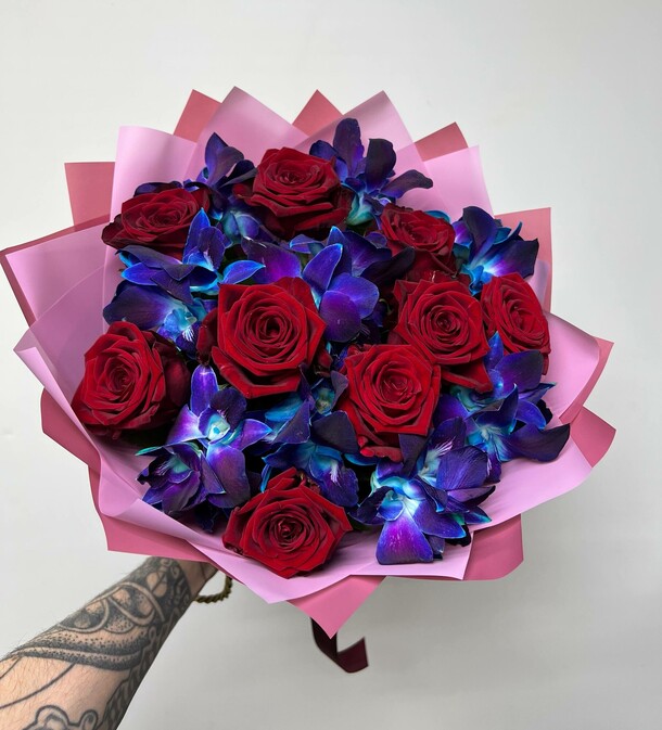 Букет с красными розами и орхидеями, артикул F1434620 - 3500 рублей, доставка по городу. Flawery - доставка цветов