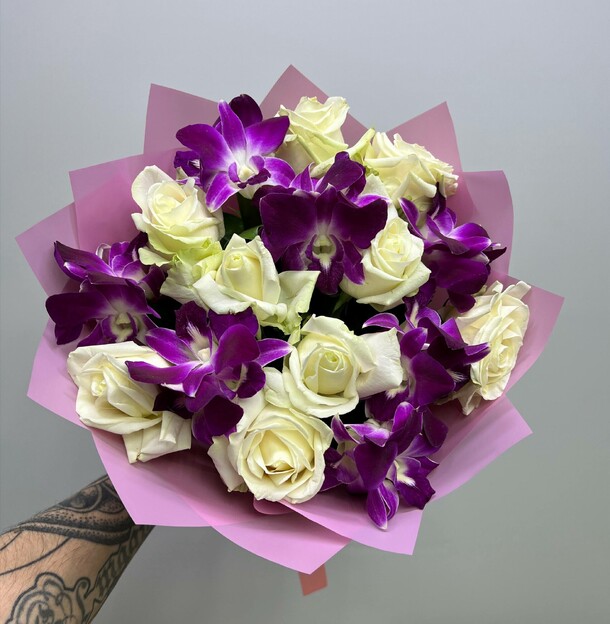 Яркий букет с розами и орхидеями, артикул F1436063 - 2990 рублей, доставка по городу. Flawery - доставка цветов