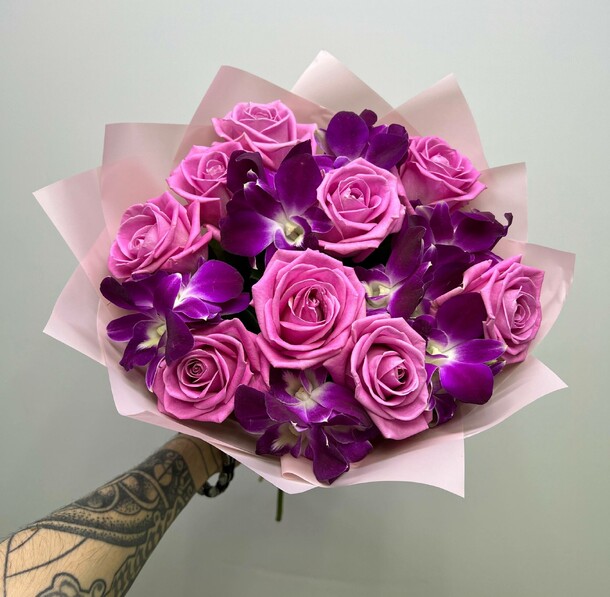 Яркий букет с розами и орхидеями, артикул F1436065 - 2990 рублей, доставка по городу. Flawery - доставка цветов