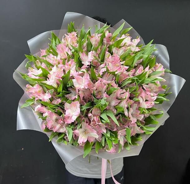 Розовая альстромерия 29 шт, артикул F1446546 - 5900 рублей, доставка по городу. Flawery - доставка цветов