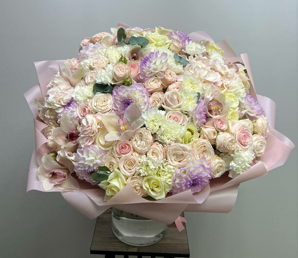 Нежный букет с георгинами и орхидеями, артикул F1448237 - 28000 рублей, доставка по городу. Flawery - доставка цветов