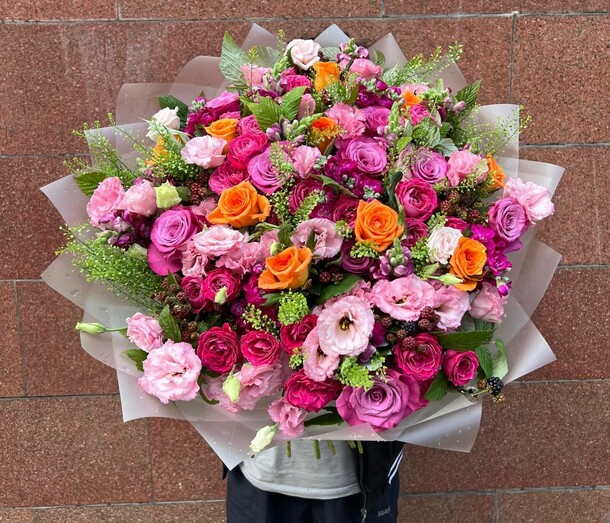 Яркий букет с розами и эустомой, артикул F1453325 - 35000 рублей, доставка по городу. Flawery - доставка цветов