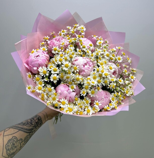 История с ароматными пионами sarah и летней ромашкой_m, артикул F1536608 - 8500 рублей, доставка по городу. Flawery - доставка цветов