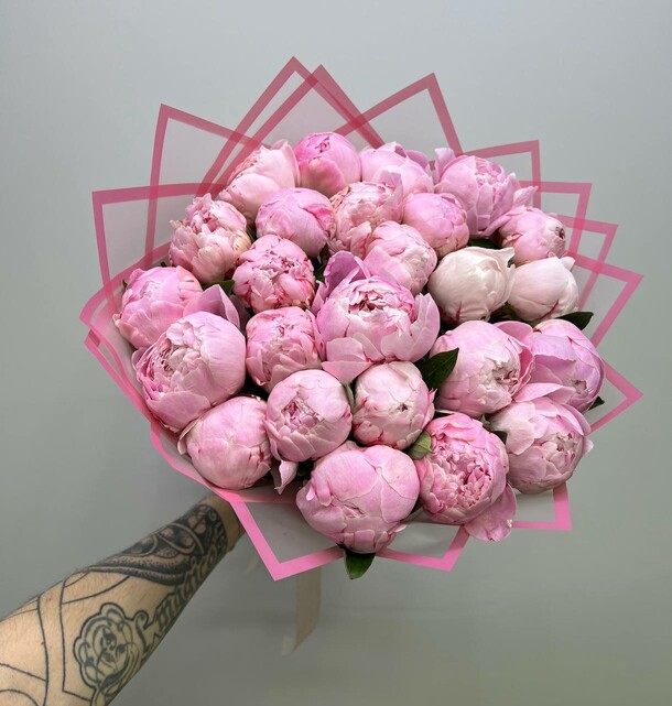 Розовые пионы сорта sarah 25 шт, артикул F1536689 - 20500 рублей, доставка по городу. Flawery - доставка цветов