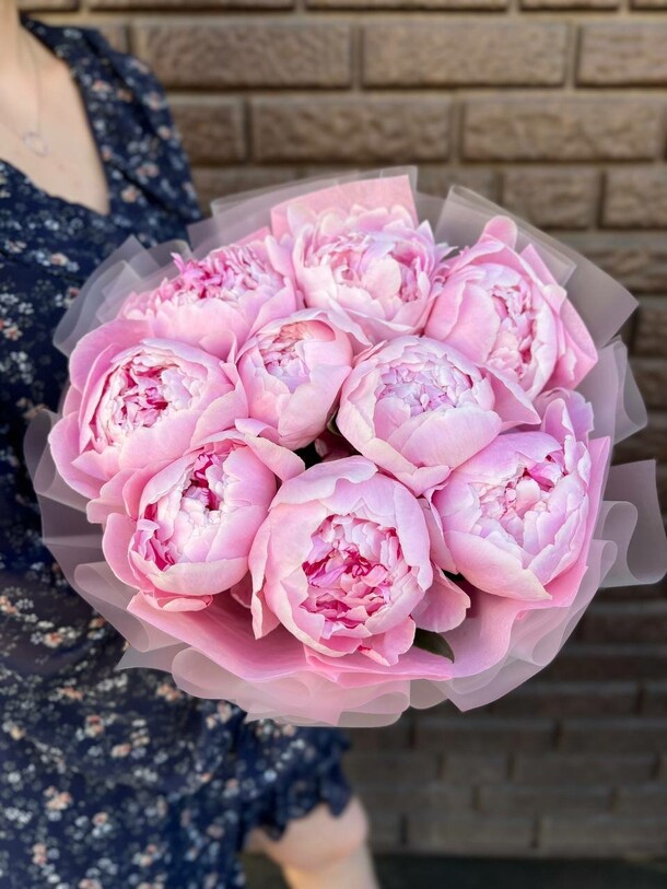 Розовые пионы sarah 9 шт, артикул F1536716 - 7850 рублей, доставка по городу. Flawery - доставка цветов