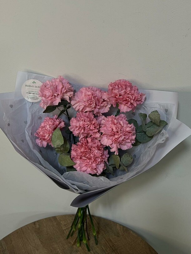 Букет из диантусов и эвкалипта, артикул F1371561 - 3550 рублей, доставка по городу. Flawery - доставка цветов