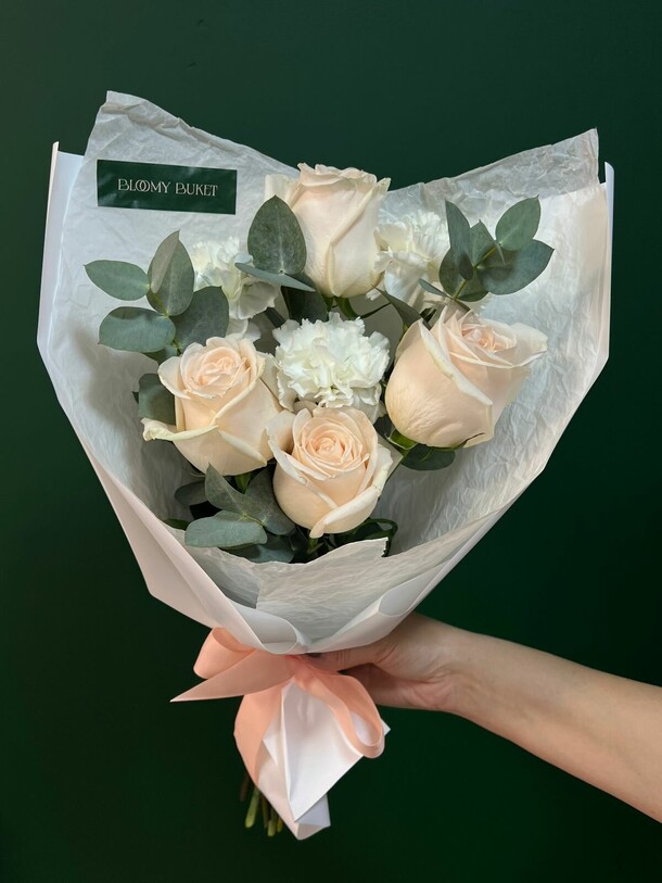 Букет из роз и диантусов, артикул F1371925 - 4700 рублей, доставка по городу. Flawery - доставка цветов