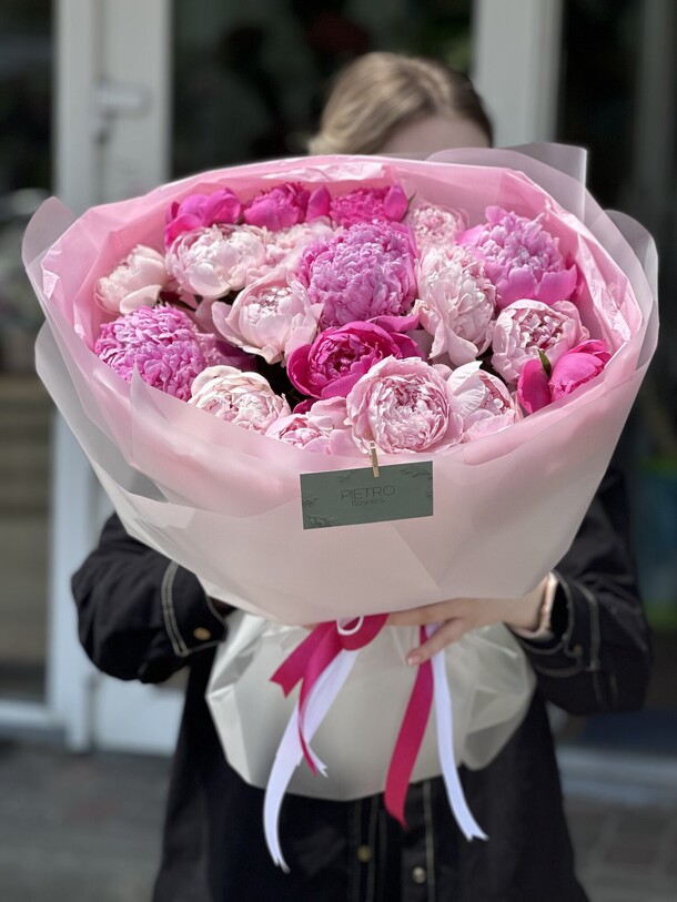 Букет из пионов воздушный, артикул F1280262 - 15000 рублей, доставка по городу. Flawery - доставка цветов