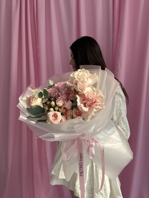 Нежный букет с гортензией в размере m, артикул F1387089 - 4980 рублей, доставка по городу. Flawery - доставка цветов