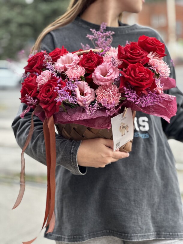 Красные розы и шикарная эустома в дуэте, артикул F1387090 - 8125 рублей, доставка по городу. Flawery - доставка цветов