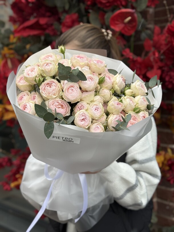 Монобукет из кустовых роз «дидикейшн», артикул F1407467 - 6100 рублей, доставка по городу. Flawery - доставка цветов