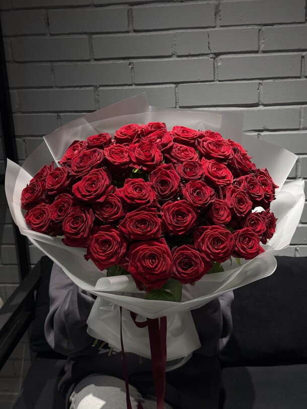 Монобукет из алых роз для нее, артикул F1407471 - 19000 рублей, доставка по городу. Flawery - доставка цветов