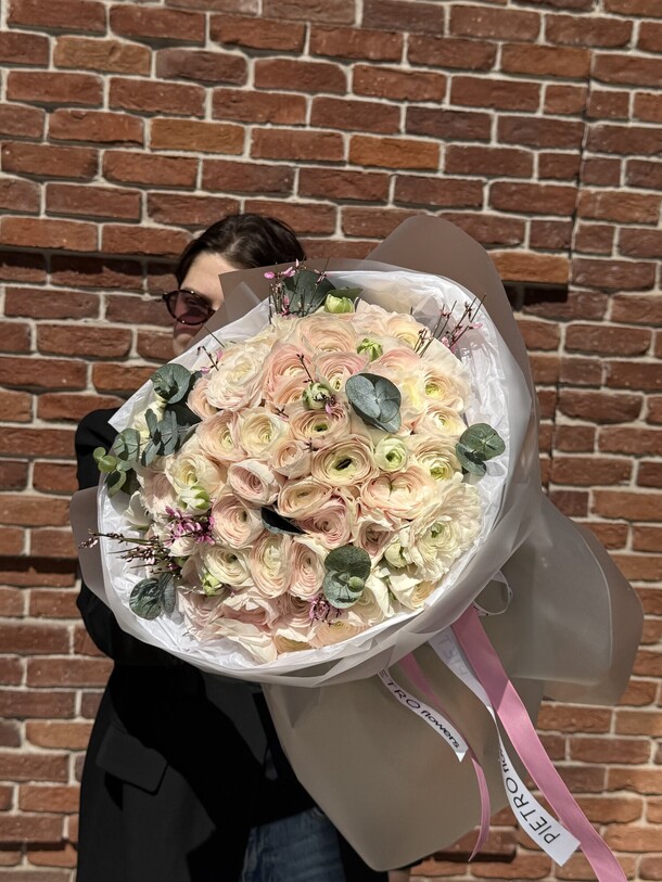 Моно букет из 55 ранункулюсов, артикул F1408597 - 16154 рублей, доставка по городу. Flawery - доставка цветов