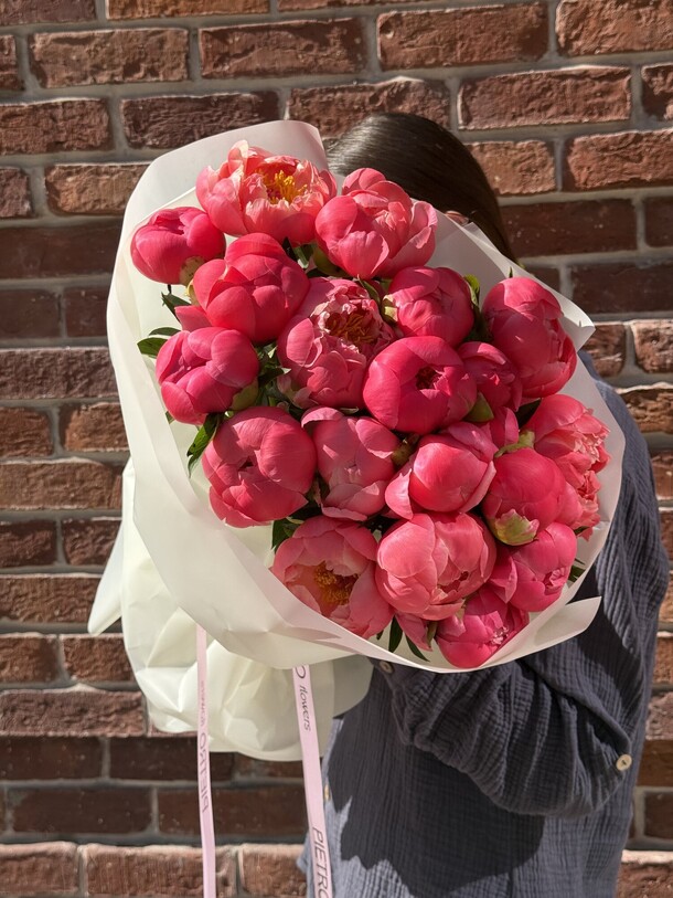 Пион корал шарм, артикул F1415069 - 18000 рублей, доставка по городу. Flawery - доставка цветов