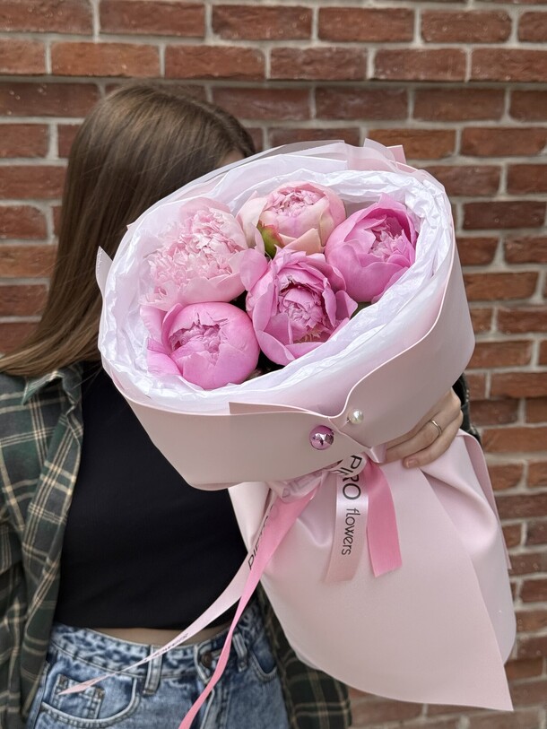 Букет комплимент из 5 пионов, артикул F1418089 - 6500 рублей, доставка по городу. Flawery - доставка цветов