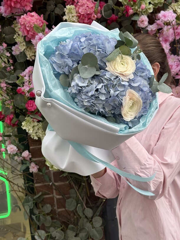 Букет гортензия и ранункулюсы, артикул F1418091 - 4900 рублей, доставка по городу. Flawery - доставка цветов