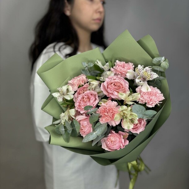 Букет в свежих тонах из пионовидных роз и альстромерии, артикул F1371783 - 6364 рублей, доставка по городу. Flawery - доставка цветов