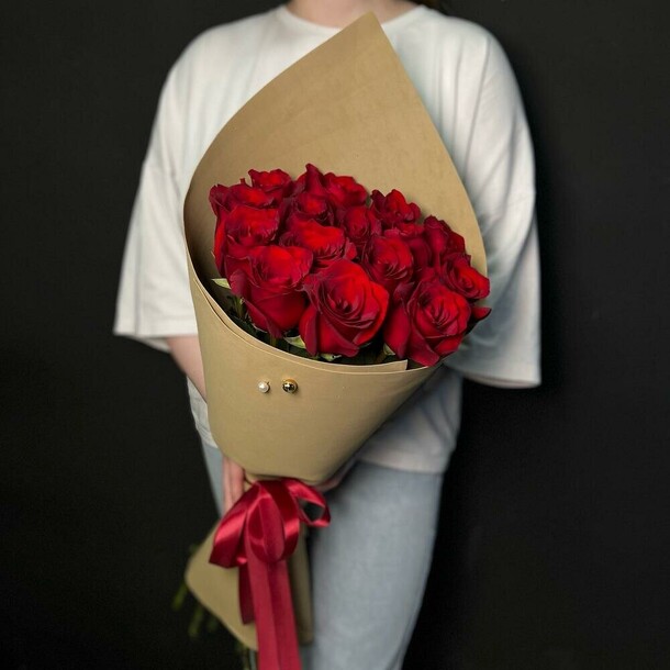 Букет из 15 красных крупных импортных высоких роз, артикул F1371871 - 8731 рублей, доставка по городу. Flawery - доставка цветов