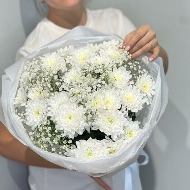 Букет из белых хризантем и белой гипсофилы, артикул F1371884 - 4000 рублей, доставка по городу. Flawery - доставка цветов
