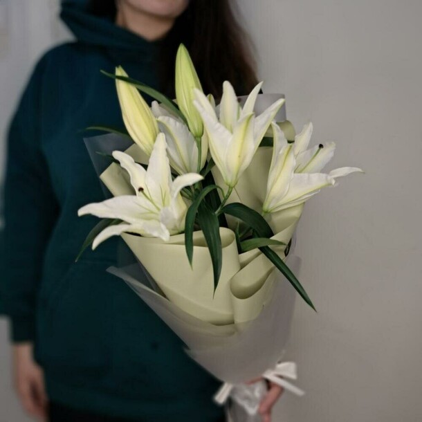 Ароматная веточка лилии, артикул F1371907 - 1730 рублей, доставка по городу. Flawery - доставка цветов