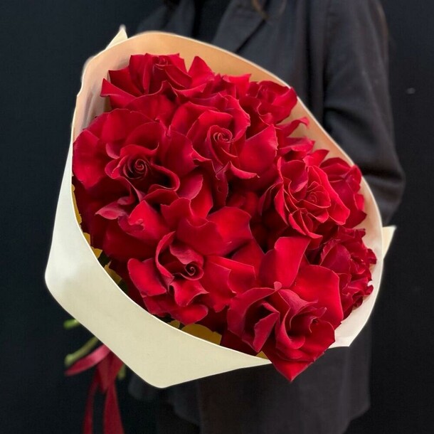 Букет французские розы 9 шт, артикул F1371908 - 4380 рублей, доставка по городу. Flawery - доставка цветов