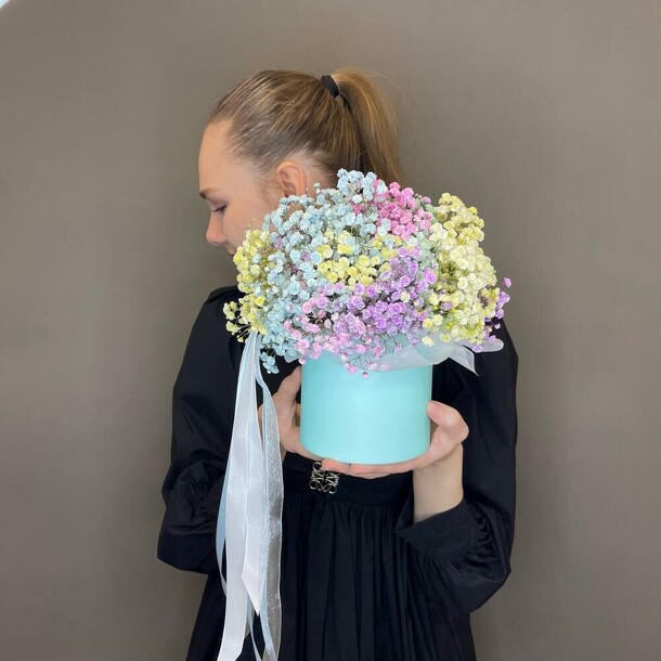 Цветы в коробке гипсофила радужная, артикул F1371916 - 4500 рублей, доставка по городу. Flawery - доставка цветов