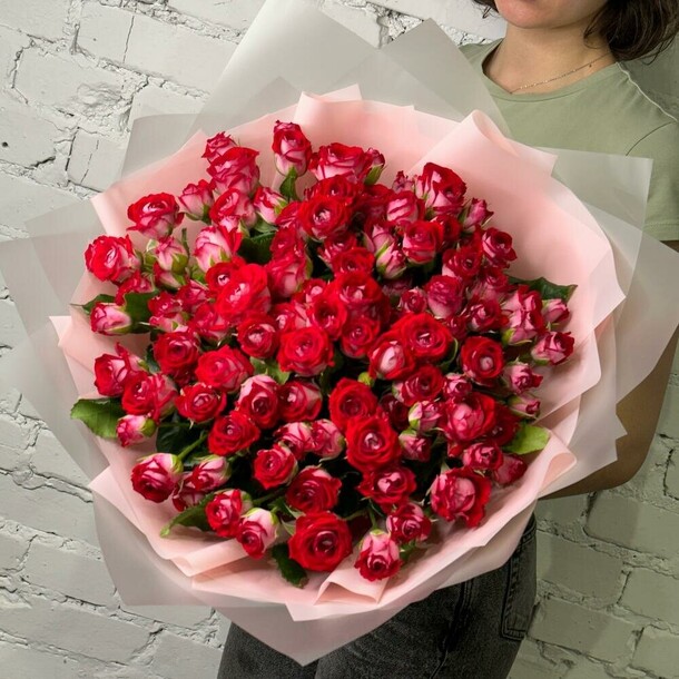 Букет кустовых роз в дизайнерской упаковке, артикул F1371921 - 24037 рублей, доставка по городу. Flawery - доставка цветов