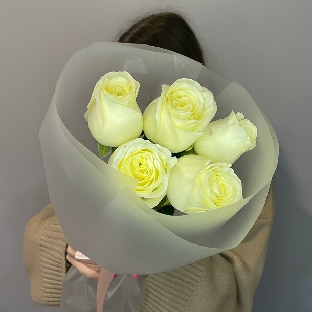 Букет из белых роз, артикул F1371930 - 2730 рублей, доставка по городу. Flawery - доставка цветов