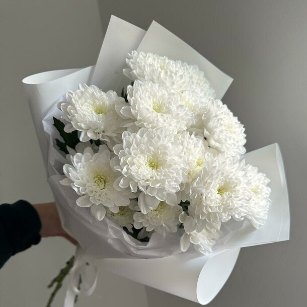 Букет белоснежных хризантем 💔, артикул F1371931 - 1570 рублей, доставка по городу. Flawery - доставка цветов
