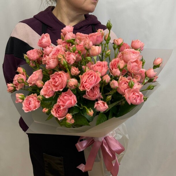 Монобукет розовых кустовых роз, артикул F1371949 - 5500 рублей, доставка по городу. Flawery - доставка цветов