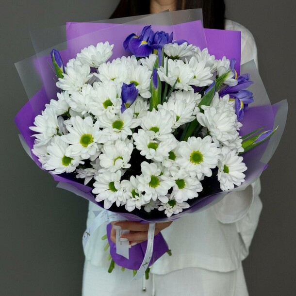 Букет из хризантемы кустовой и ирисов, артикул F1372377 - 9090 рублей, доставка по городу. Flawery - доставка цветов