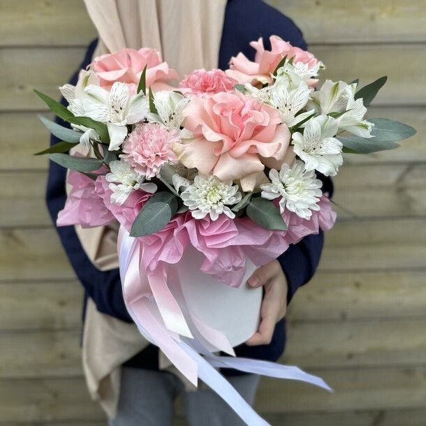 Цветы в коробке, артикул F1372395 - 8390 рублей, доставка по городу. Flawery - доставка цветов