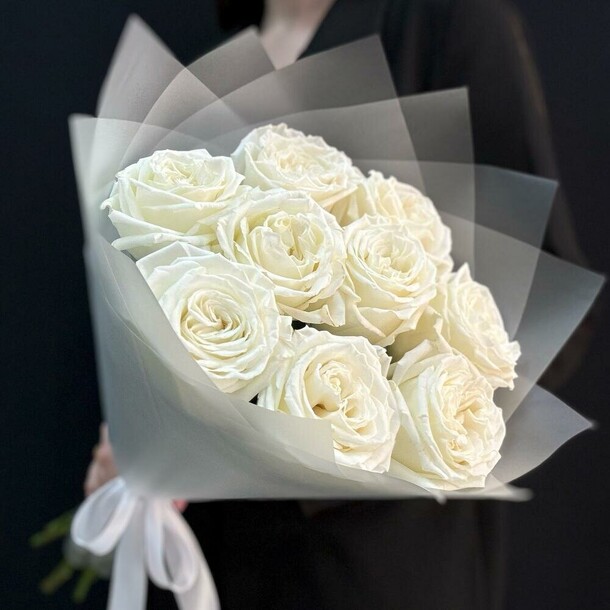 Букет из белых пион роз, артикул F1372427 - 6830 рублей, доставка по городу. Flawery - доставка цветов